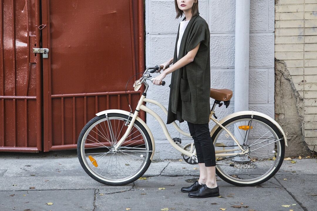 Chica por bicicleta